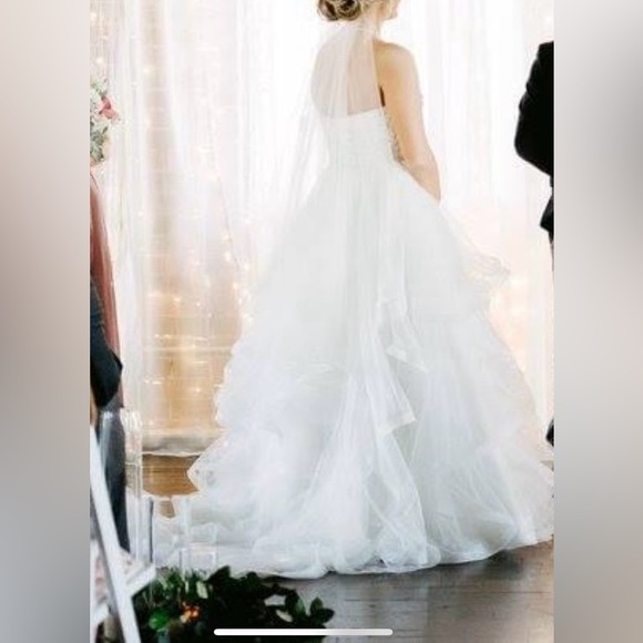 The Dress + Veil
Princess ball gown wedding dress with sweetheart bodice. - Picture 14 of 17